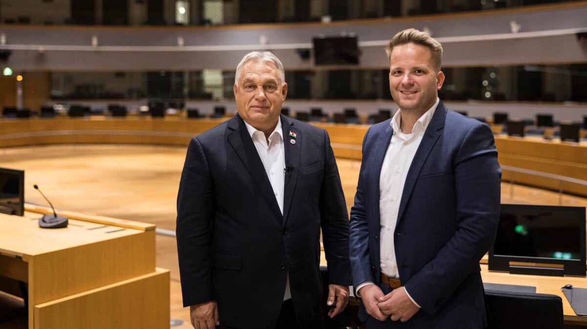 Orbán Viktor és Bohár Dániel az uniós állam- és kormányfők üléstermében
