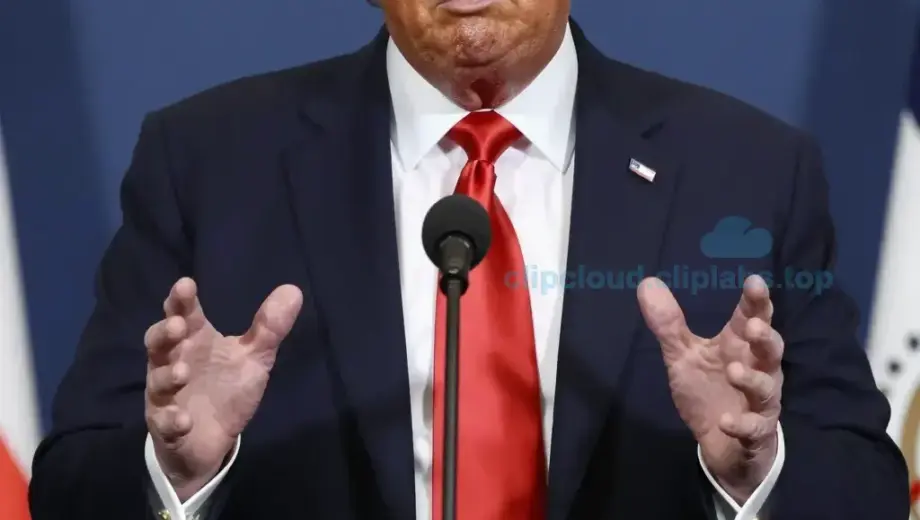 A frustrated Donald Trump standing in a formal setting, gesturing with his hands, with Hungarian text elements visible in the background including 'Rijád tisztáz', 'izraeli terv', and 'haladás Gáza jö', depicting a political news scene with clear facial expression of frustration and confusion
