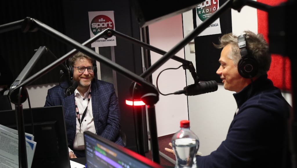 Sportrádió: Szöllősi György tulajdonos és Harsányi Levente műsorvezető a mikrofonnál