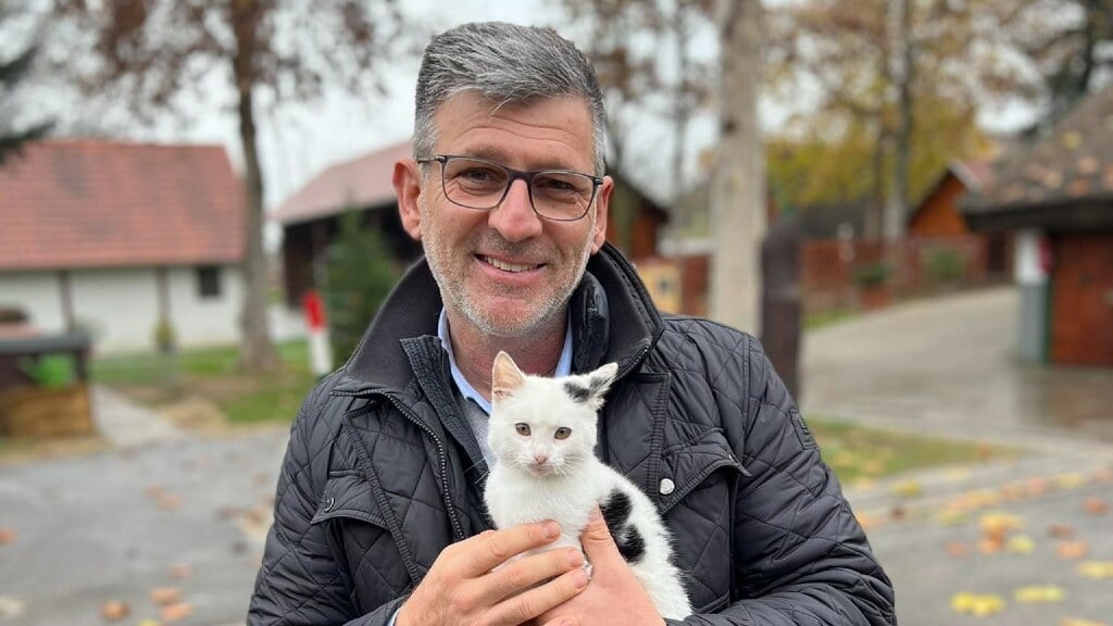 Kárász Róbert, a DUNA Médiaszolgáltató Nonprofit Zrt. tartalomfejlesztésért felelős igazgatója egy macskával.
