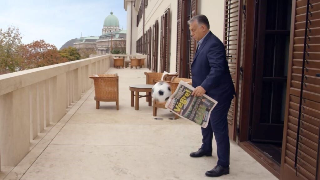 Orbán Viktor kezében a kedvenc napilapja, a Nemzeti Sport. Fotó: Orbán Viktor Facebook