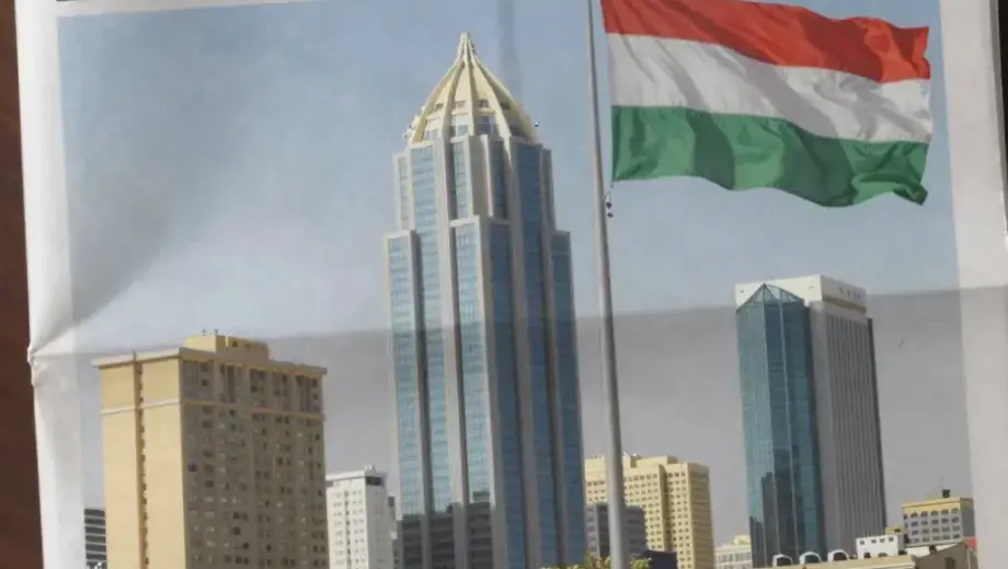 A newspaper headline in Hungarian reading 'Gáza: Dupla árat fizet Izrael?' with a background of a modern Israeli cityscape and a Hungarian flag, photorealistic style