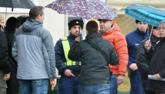 bevédenek jobb oldalon az a rendész aki ezt állította. a tárgyalás előtt.
