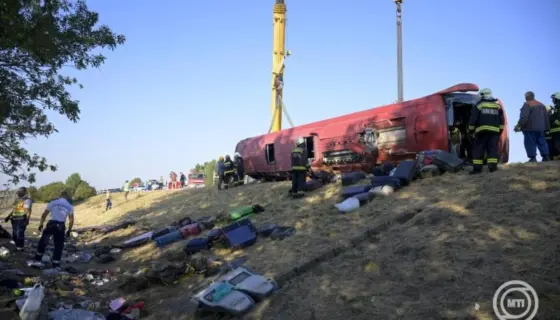 lengyel buszbaleset 260816 mti.jpg